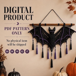 Könnte beinhalten: Ein Makramee-Wandbehang in Form einer schwarzen Fledermaus mit violetten Akzenten, aufgehängt an einem Holzstab. Der Text lautet: DIGITAL PRODUCT, PDF PATTERN ONLY, No physical item will be shipped, EN, DE, FR, ES, IT. Mit Quasten.