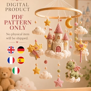Può includere: Una giostrina all'uncinetto con un castello centrale dalle torri rosa, un drago verde, stelle gialle, una luna crescente e nuvole bianche appese a un anello di legno. Testo: DIGITAL PRODUCT PDF PATTERN ONLY No physical item will be shipped.