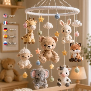 Pu&ograve; includere: Una giostrina per culla con una struttura circolare bianca e figure all'uncinetto appese, tra cui un orso beige, una giraffa gialla, un coniglio bianco, un elefante grigio, una pecora bianca, una volpe marrone e bianca e una mucca bianca e nera.