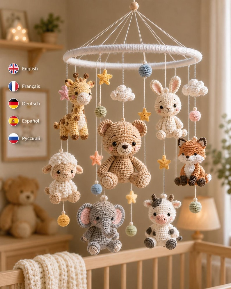 Pu&ograve; includere: Una giostrina per culla con una struttura circolare bianca e figure all'uncinetto appese, tra cui un orso beige, una giraffa gialla, un coniglio bianco, un elefante grigio, una pecora bianca, una volpe marrone e bianca e una mucca bianca e nera.