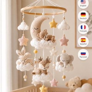 Peut inclure: Un mobile de chambre d'enfant suspendu avec un cadre circulaire en bois et des fils blancs retenant des figurines crochetées. L'ensemble comprend un croissant de lune, un ours, un lapin, un cerf, un éléphant, des étoiles et des nuages pastel.