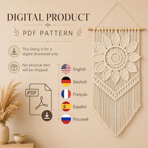 Puede incluir: Un patrón PDF de producto digital para un tapiz de macramé con un diseño central de girasol con pétalos anudados intrincados, colgado de un palo de madera. El texto dice DIGITAL PRODUCT, PDF PATTERN, e incluye English, Deutsch, Français, Español y Русский.