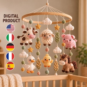 Könnte beinhalten: Ein Häkel-Babymobile mit einem runden Holzrahmen und hängenden Garnfiguren wie Kuh, Schaf, Schwein, Ente, Küken und Pferd, ergänzt durch gehäkelte Wolken, Sterne und grüne Blätter. Der Text DIGITAL PRODUCT ist auf dem Bild zu sehen.