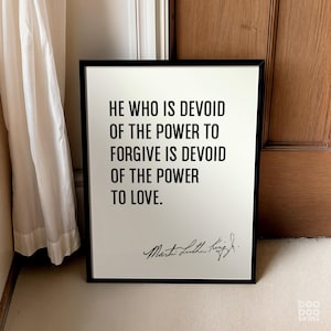 Może przedstawiać: Czarno-biały wydruk w ramie z cytatem Martina Luthera Kinga Jr., który brzmi: "Ten, kto nie ma mocy przebaczenia, nie ma też mocy kochania."
