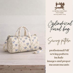 Könnte beinhalten: Eine zylindrische Reisetasche mit cremefarbener Basis und einem wiederkehrenden Muster aus kleinen blauen Schleifen und winzigen rosa Blumen. Die Tasche hat zwei Tragegriffe und einen abnehmbaren Schulterriemen. Der Text lautet Lumora Sewing Pattern, Cylindrical Travel bag, Sewing pattern, professional Pdf sewing pattern include images and proper measuremeants.