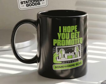 MUG — I Hope You Getpromoted — Illustration + Design & Typografie Tasse. Lustiges Bürogeschenk für einen Freund, Kollegen oder Mitarbeiter.
