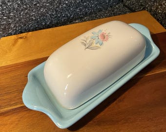 Mantequera vintage Steubenville Pottery Fairlane con estampado floral rosa aguamarina, estilo MCM.