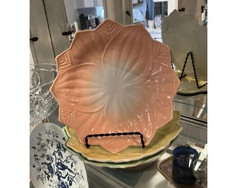 Plato de cristal vintage Fire King AH Vitrock con forma de hoja de loto, color melocotón, verde y amarillo.