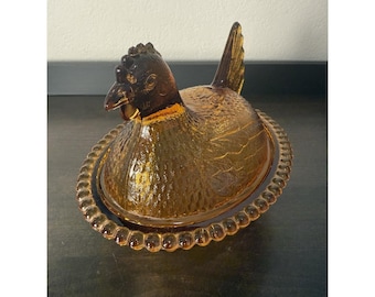 Vintage Indiana Glass Style Amber Hen on Nest – Beaded Edge, Stippled