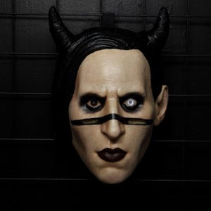 Puede incluir: Un letrero de madera rústica con el texto "Welcome to our home" en letras blancas. El letrero presenta un acabado envejecido y un diseño simple y acogedor, perfecto para la decoración de la entrada.