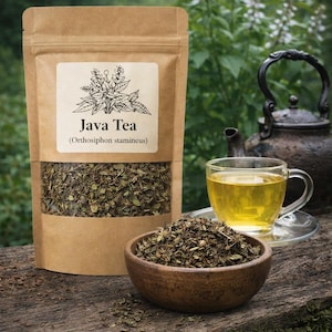Könnte beinhalten: Ein brauner Kraftpapierbeutel mit Java-Tee, einem Sichtfenster mit getrockneten Blättern und einem Etikett mit der Aufschrift Java Tea (Orthosiphon stamineus). Eine Holzschale mit getrockneten Teeblättern steht vor einer Tasse mit Tee.