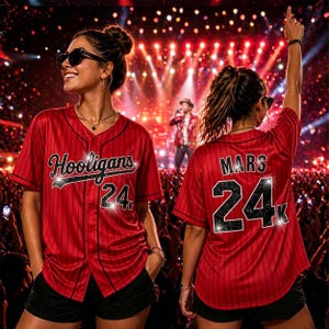 Könnte beinhalten: Rotes Baseball-Trikot mit schwarzen Nadelstreifen, mit dem Text "Hooligans 24" auf der Vorderseite und "Mars 24K" auf der Rückseite. Das Trikot wird mit schwarzen Shorts getragen. Das Bild wird bei einem Konzert aufgenommen.
