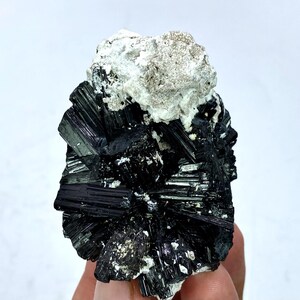 Naturlig svart turmalin med albitprov från Pakistan 129 gram