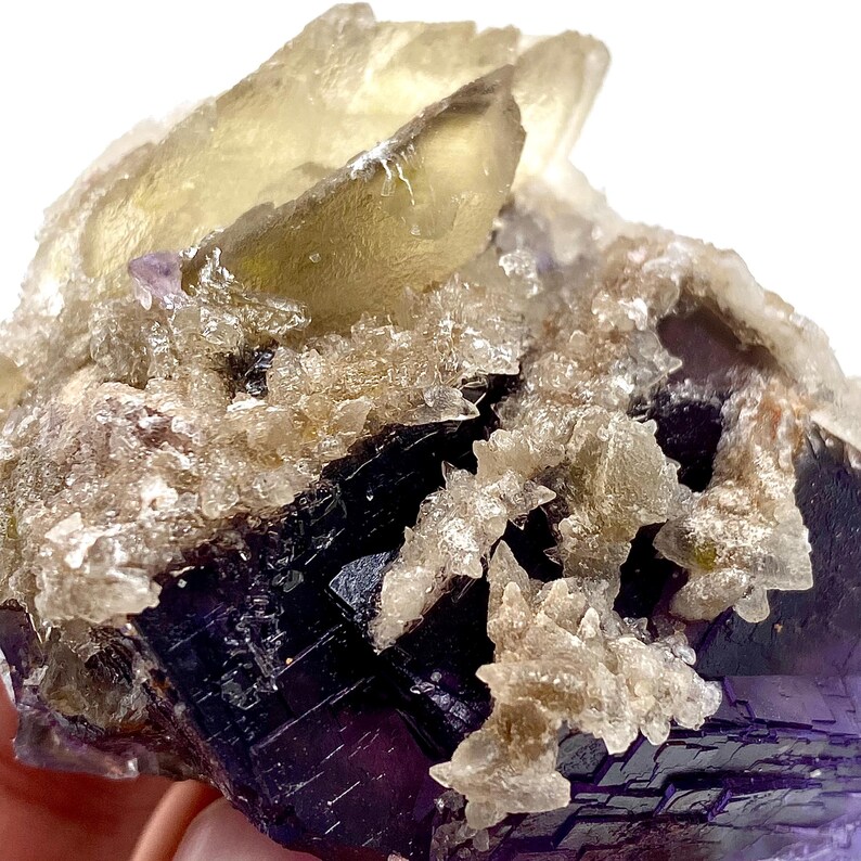 Spécimen unique de fluorite cubique bleue naturelle avec calcite ...