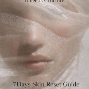 Puede incluir: Primer plano de un rostro parcialmente cubierto por una tela blanca y transparente. La imagen tiene una iluminación suave y el texto "Your skin doesn't need more. It needs structure. 7Days Skin Reset Guide" es visible.