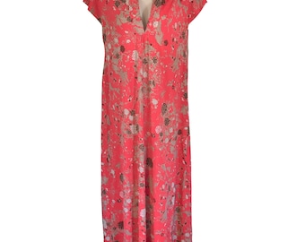 Vestido caftán retro vintage de los años 70 color coral con estampado floral y cuello ancho de mariposa (talla mediana de mujer)