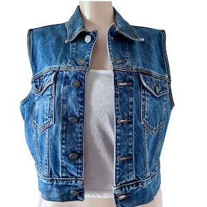 Puede incluir: Un letrero de madera rústico con el texto "Welcome to our home" en un estilo manuscrito. El letrero presenta un acabado envejecido y un diseño simple y acogedor, ideal para un porche o entrada.