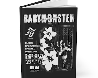 Può includere: Un libro con copertina rigida nera intitolato BABYMONSTER 3RD MINI ALBUM. La copertina presenta grafiche bianche tra cui grandi fiori, un motivo a griglia e un elenco di tracce: 01 MOON, 02 춤 (CHOOM) TITLE, 03 I LIKE IT, 04 LOCKED IN, oltre alla data 2026.05.04.
