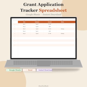 Op de afbeelding: Een laptopscherm toont een spreadsheet met de titel "Grant Application Tracker Spreadsheet". De spreadsheet toont gegevens in kolommen voor Item, Category, Amount en Status. De tekst "Google Sheets" en "Instant Download" zijn ook zichtbaar.
