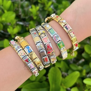 Op de afbeelding: Een set van drie keramische mokken met een gespikkelde, matte afwerking. De mokken zijn in crème, lichtgrijs en donkergrijstinten. Elke mok heeft een eenvoudig, minimalistisch ontwerp en een afgeronde handgreep. Geschikt voor koffie of thee.