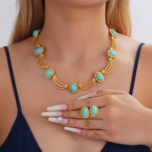 Puede incluir: Un letrero de madera hecho a mano con el texto "Welcome to our home" en un estilo manuscrito. El letrero está pintado de blanco con un marco de madera teñida oscura. Una pequeña planta verde se coloca en el letrero.