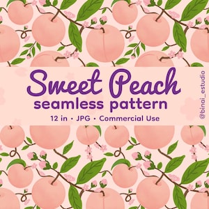 Pode incluir: Padrão sem costura com ilustrações de pêssegos, folhas verdes e flores rosa sobre um fundo rosa claro. O texto "Sweet Peach seamless pattern" é exibido em roxo. O padrão tem 30.48 cm.