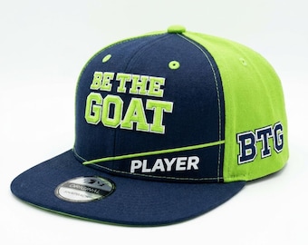 BE THE GOAT スナップバックハット – ツートンカラーの刺繍入りプレイヤーキャップ