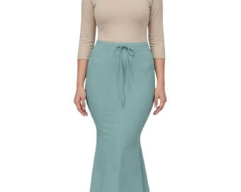 Enagua moldeadora azul piedra lunar, falda interior elástica de corte sirena, falda de nailon y elastano con cintura ajustable.