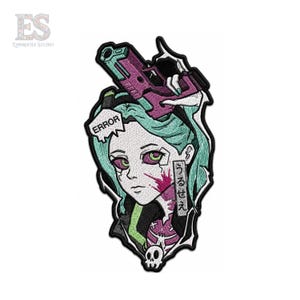 Pode incluir: Um emblema bordado apresentando uma personagem com cabelo verde-menta, olhos verdes e uma mancha rosa no pescoço. A personagem segura uma pistola roxa e azul-petróleo. Um balão de fala diz ERROR e uma etiqueta vertical exibe texto em japonês.