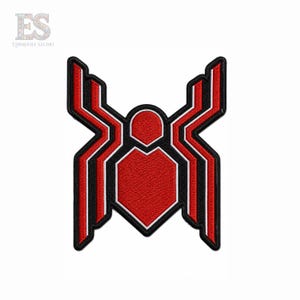 Può includere: Una toppa ricamata in rosso, nero e bianco con un emblema di ragno stilizzato. Il design è composto da un corpo e una testa centrali rossi con zampe angolari a più strati in filo rosso, nero e bianco, creando un aspetto geometrico netto.
