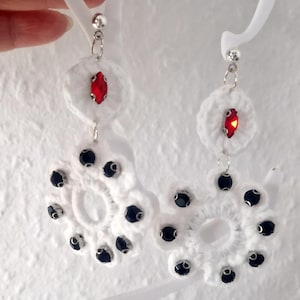 Könnte beinhalten: Eine weiße Keramik-Tasse mit schwarzem Henkel und dem Text "But First, Coffee" in schwarzer, fetter Schrift. Die Tasse steht auf einer weißen Oberfläche. Die Tasse ist etwa 10 cm hoch.