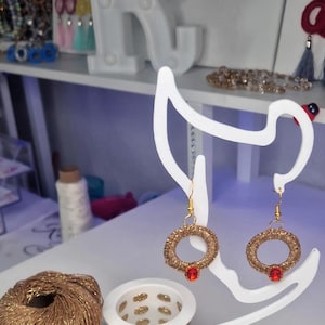 Könnte beinhalten: Ein Set aus drei Keramikbechern mit gesprenkelter, matter Oberfläche. Die Becher sind in Creme-, Hellgrau- und Dunkelgrautönen gehalten. Jeder Becher hat ein schlichtes, minimalistisches Design.