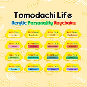 Puede incluir: Una colección de dieciséis llaveros de acrílico amarillo con forma de etiquetas, cada uno con el texto Hello! I'm a seguido de rasgos de personalidad como Sweetie, Cheerleader, Buddy, Daydreamer, Charmer, Go-Getter, Merrymaker, Dynamo, Strategist, Perfectionist, Observer, Thinker, Achiever, Visionary, Rogue y Maverick.