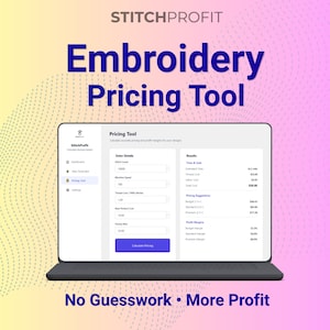 Puede incluir: Una computadora portátil muestra la interfaz "Embroidery Pricing Tool". La pantalla muestra campos de entrada para el recuento de puntadas, la velocidad de la máquina y otros detalles. El texto "No Guesswork • More Profit" está en la parte inferior.