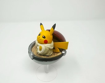 Figura de resina de Grogu Pikachu pintada a mano con base acrílica.