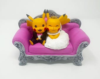 Figura de resina pintada a mano de Pikachus con la frase "Cásate conmigo"