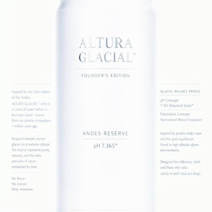 Puede incluir: Lata de aluminio blanca con texto plateado "ALTURA GLACIAL" y "FOUNDER'S EDITION". La lata también presenta "ANDES RESERVE" y "pH 7.365*". La lata es libre de BPA y promueve la hidratación conceptual.