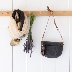 petit sac à bandoulière parfait pour les vacances - NEVIS - sac de voyage compact et léger en toile cirée grise imperméable à fermeture à glissière fabriqué par HOLMgoods