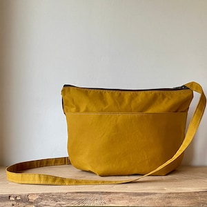 Sac à bandoulière végétalien en toile cirée - NEVIS - Taille standard - Sac à main jaune moutarde ocre Poche extérieure réglable par Holm
