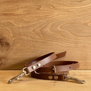 Bandoulière en cuir marron clair - Bandoulière réglable de rechange - Accessoires en nickel argenté, faible largeur.