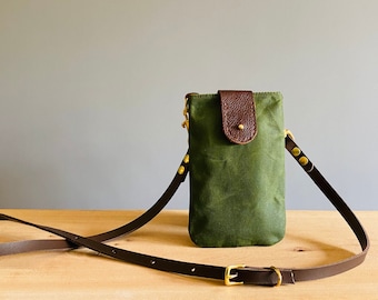 Crossbody cell phone purse mobile phone bag -COLL- with adjustable leather strap in green waxed canvas made by HOLMgoods