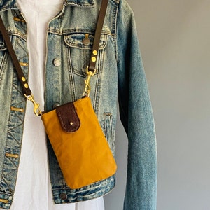 sac à bandoulière pour téléphone portable -COLL- compact avec bandoulière en cuir réglable fabriqué par holmgoods petit sac en toile cirée ocre jaune