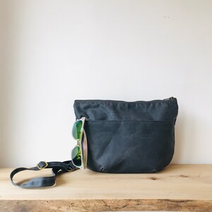 Sac à bandoulière végétalien en toile cirée - NEVIS - Taille standard - Sac à main gris en wax avec poche extérieure réglable par Holm