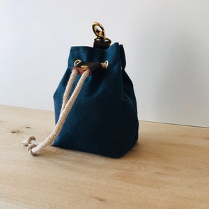 Sac à friandises pour chien Pochette d'entraînement élégante pour récompenses pour chiots en toile cirée imperméable. S'adapte aux clips de poche à la ceinture – Entraînez-vous à l'obéissance avec style.