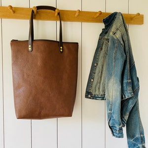 Bolso de hombro de cuero con cremallera de ancho completo forrado con bolsillo interno con cremallera hecho a mano por HOLMgoods bolso de mano minimalista de cuero marrón