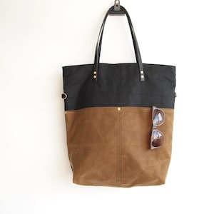 Sac fourre-tout en toile cirée et bretelles en cuir - MarEE noir et beige - Sac de marché rabattable avec bretelles en cuir réglables par Holm