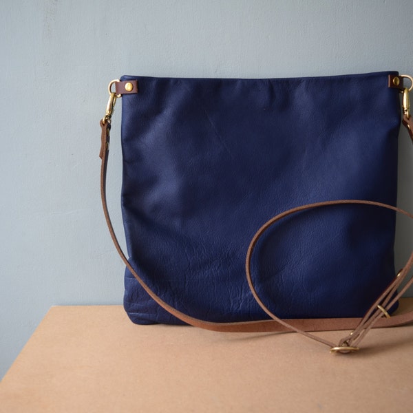 Miminalist cuero bandolera - FLOTTA - azul cobalto - monedero del bolso del mensajero hombro ajustable por Holm