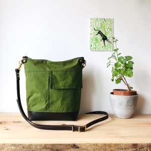 Crossbody bag - INCH - Green waxed canvas  - waterproof zipped shoulder purse - adjustable leather crossbody strap made byHOLMgoods