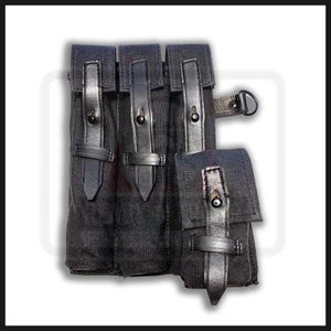 Puede incluir: Una funda táctica negra de lona para cargadores con correas de cuero y herrajes metálicos. La funda tiene tres compartimentos principales y una funda más pequeña adjunta. Las correas de cuero aseguran los compartimentos.