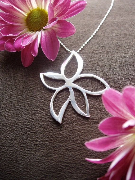 Items similar to Unique Hawaiian flower necklace/Tropical flower silver ...